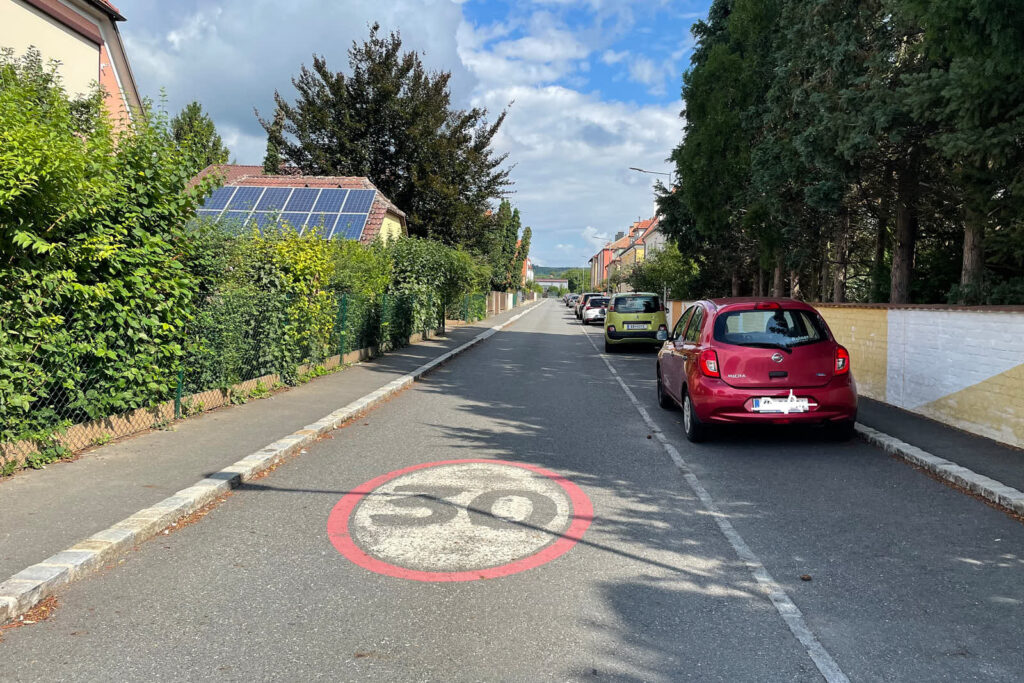 Schmale Straße in Langenlois mit Tempo-30 Markierung auf der Fahrbahn.