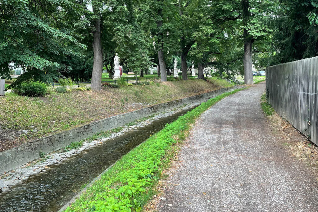 Weg aus Kies entlang vom Loisbach in Langenlois.