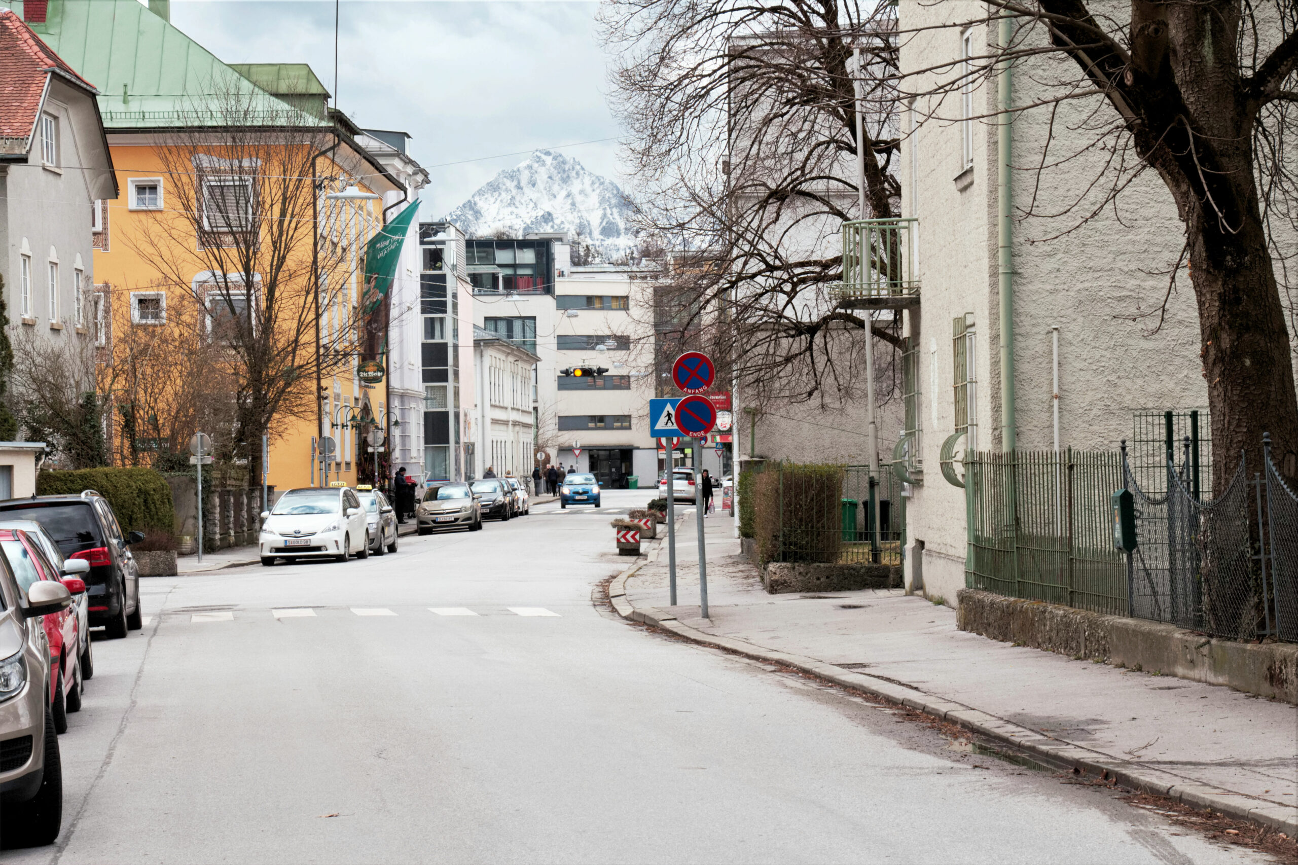 Ansicht der Rupertgasse in Salzburg, links ein Parkstreifen, rechts ein Gehweg.