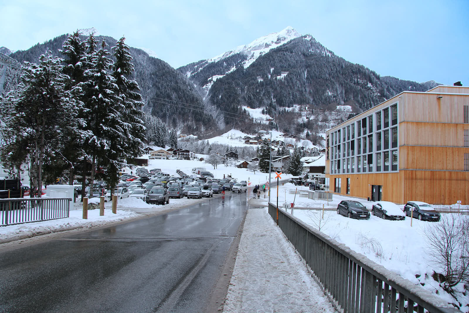 Ansicht des Parkplatzes sowie der Straße zu den Skiliften im Ortsteil Galgenul.