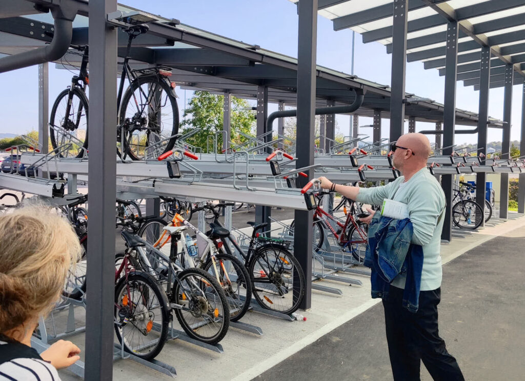 Bahnhof. Große zweistöckige Radabstellanlage