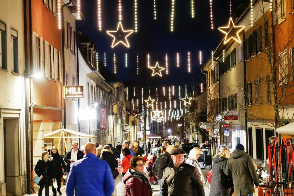Begegnungszone Hohenems mit Weihnachtsbeleuchtung stark belebt