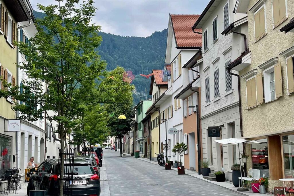 Ansicht Begegnungszone in Hohenems mit Bäumen an der linken Seite