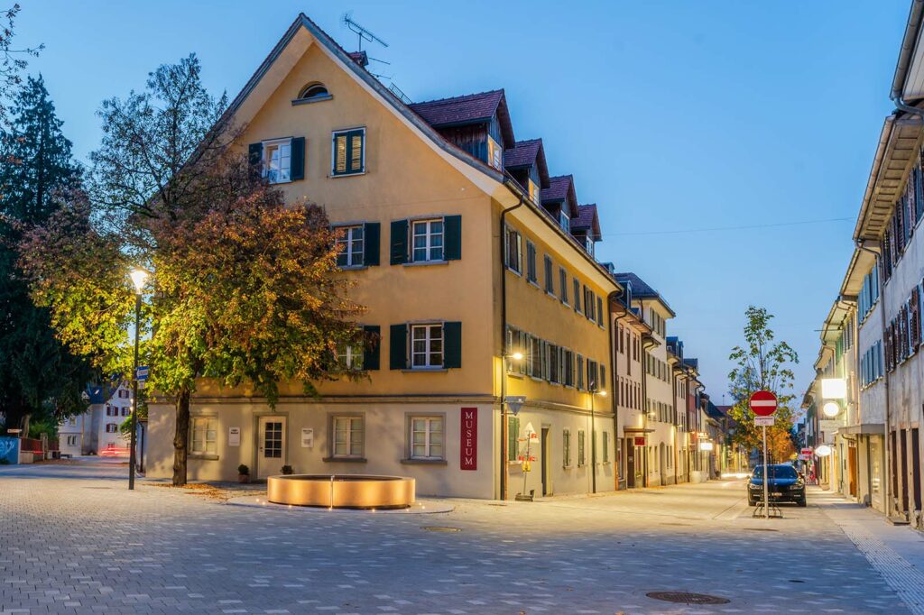 Begegnungszone Hohenems Nachansicht. Wunderschönes Traditonelles Haus mit Baum davor