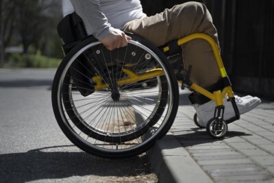 Foto Rollstuhlfahrer an Gehsteigkante