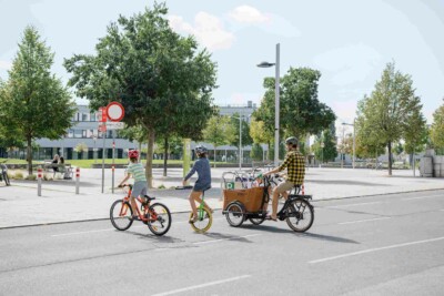 Foto aus der Seestadt mit Menschen, die fahrradfahren