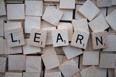 Spielbuchstaben aus Holz, die das Wort "LEARN" bilden