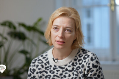 Portrait Barbara Urban, brünette Haare, weiß-schwarzen Pullover im Leopardenmuster
