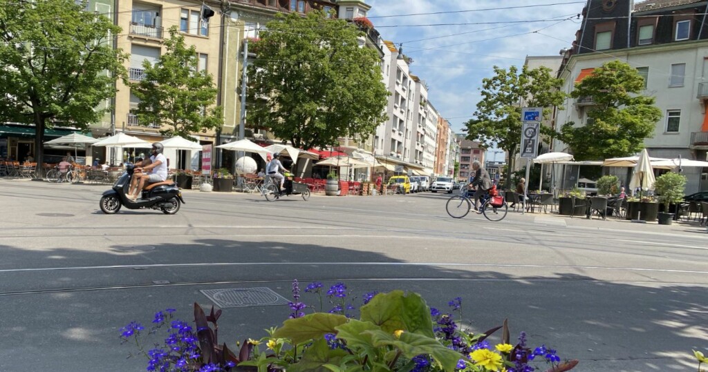 Straßenraum mit Platzsituation, Altbau Häuserblock, Bäume