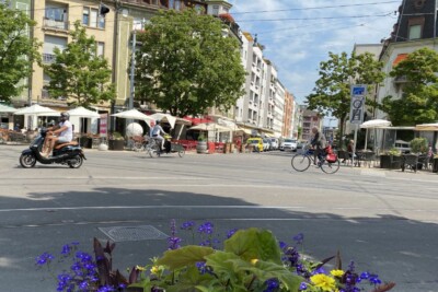 Straßenraum mit Platzsituation, Altbau Häuserblock, Bäume