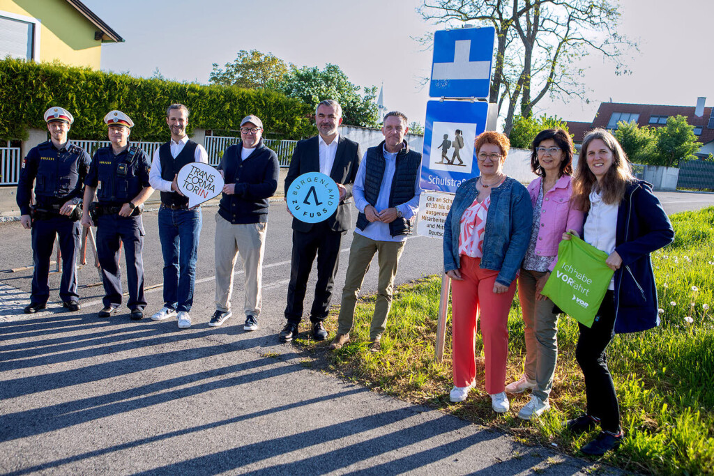 Eröffnung Schulstraße Deutschkreutz. 9 Personen in stehen nebeneinander. Mit dabei: 2 Polizisten, Landesrat Heinrich Dorner (5. v. li.) Bürgermeister Andreas Kacsits (4. v. re.) und Vizebürgermeister Jürgen Hofer (4. v. li.) Links, sowie Projektleiter Johannes Kellner, sowie Katja Arzberger vom VOR