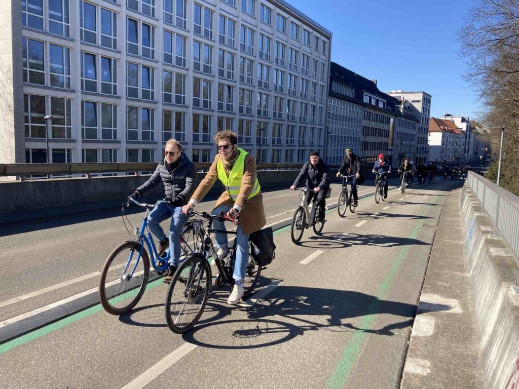 Fahrradfahrende auf einem Radweg