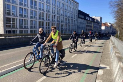 Fahrradfahrende auf einem Radweg