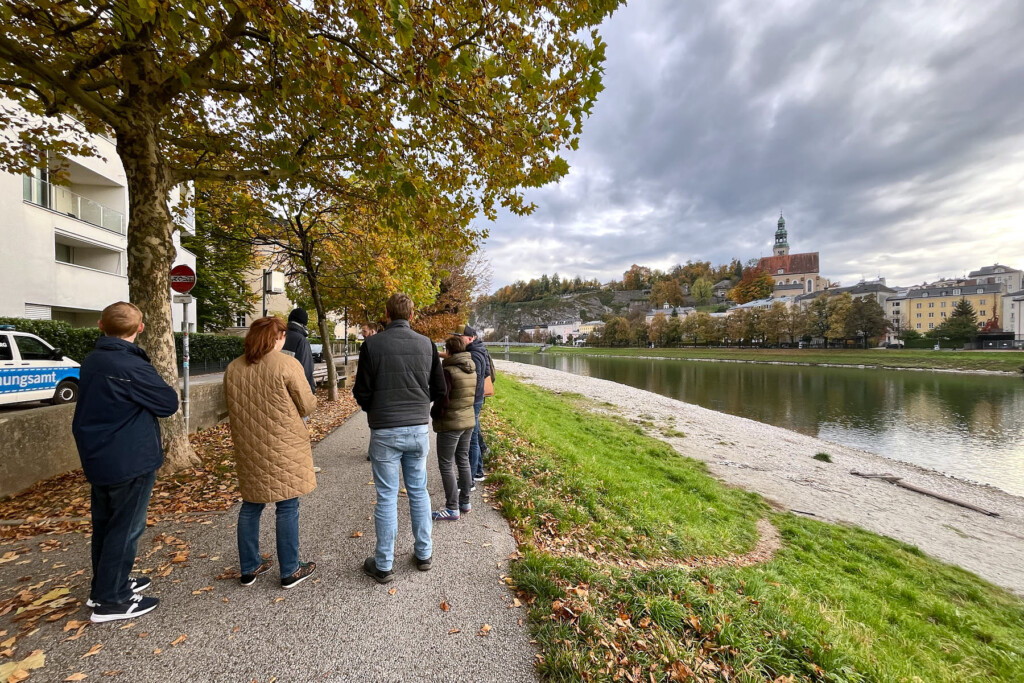 Personengruppe steht am Treppelweg an der Salzach