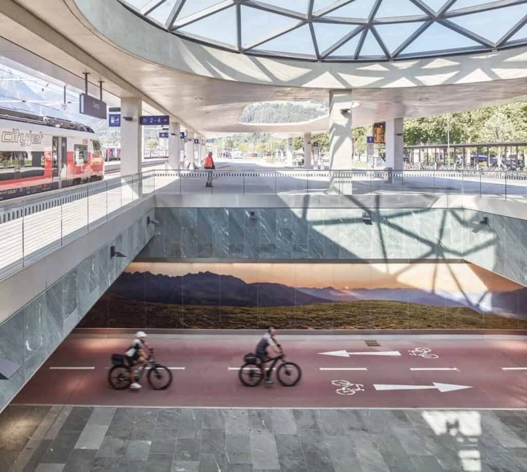 Foto vom Bahnhof Lienz mit der Glaskuppel und dem Radweg, der unten durchführt