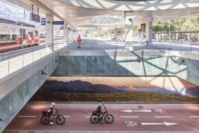 Foto vom Bahnhof Lienz mit der Glaskuppel und dem Radweg, der unten durchführt