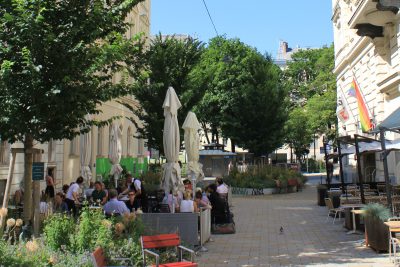 Foto mit Schatten durch Bäume in Schanigärten