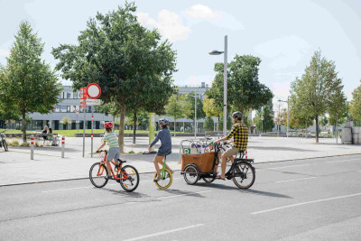 Foto aus der Seestadt mit Menschen, die fahrradfahren