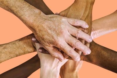 viele unterschiedliche Hände greifen sternförmig einander