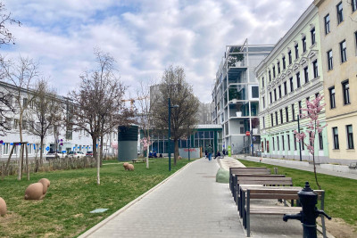 Foto des Gebiets an der Hinterseite des Westbahnhofs mit viel Grün und Blick auf IKEA-Gebäude