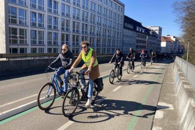 Fahrradfahrende auf einem Radweg