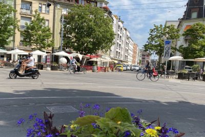 Straßenraum mit Platzsituation, Altbau Häuserblock, Bäume