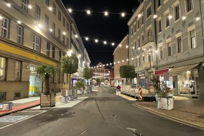 Foto der temporär umgestalteten Postgasse bei Nacht