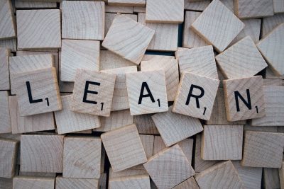Spielbuchstaben aus Holz, die das Wort "LEARN" bilden