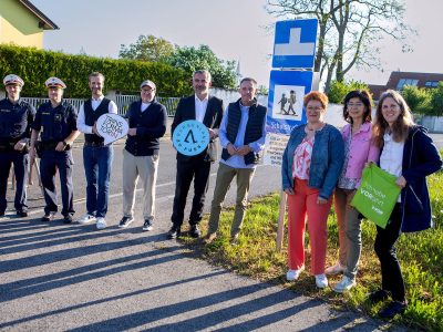 Eröffnung Schulstraße Deutschkreutz. 9 Personen in stehen nebeneinander. Mit dabei: 2 Polizisten, Landesrat Heinrich Dorner (5. v. li.) Bürgermeister Andreas Kacsits (4. v. re.) und Vizebürgermeister Jürgen Hofer (4. v. li.) Links, sowie Projektleiter Johannes Kellner, sowie Katja Arzberger vom VOR