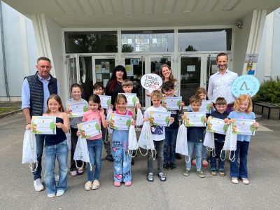 Vor der Schule: stolze Schulwegdetektiv:innen mit Ihren Urkunden vor der Volksschule Deutschkreutz. MIit am Foto Bürgermeister Andreas Kacsits, Am Foto auch Bürgermeister Andreas Kacsits, die Schulleiterin Dr. Christine Pöltl, Katja Arzberger vom VOR und Johannes Steinkellner von der Mobilitätszentrale Burgenland