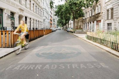 Fahrradstraße Pfeilgasse mit einer Radfahrerin.